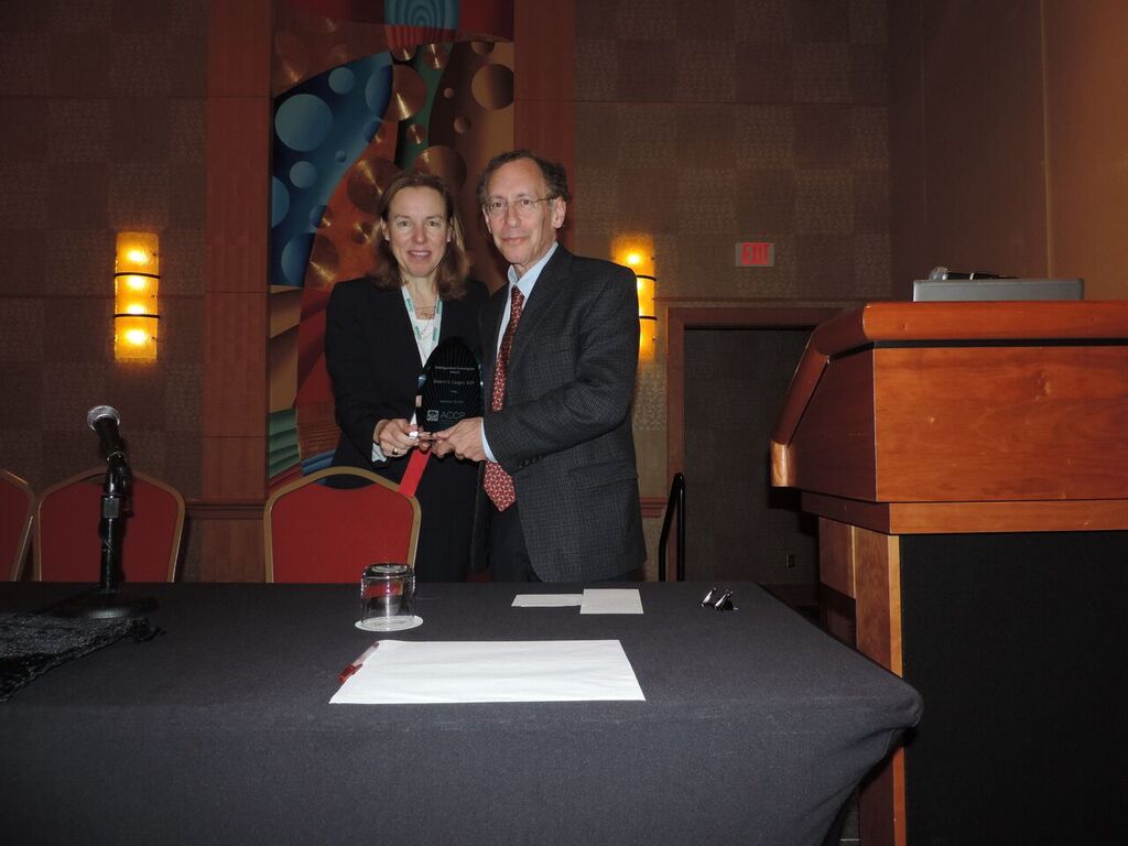  Dr. Robert Langer receives the Distinguished Investigator Award from Dr. von Moltke
